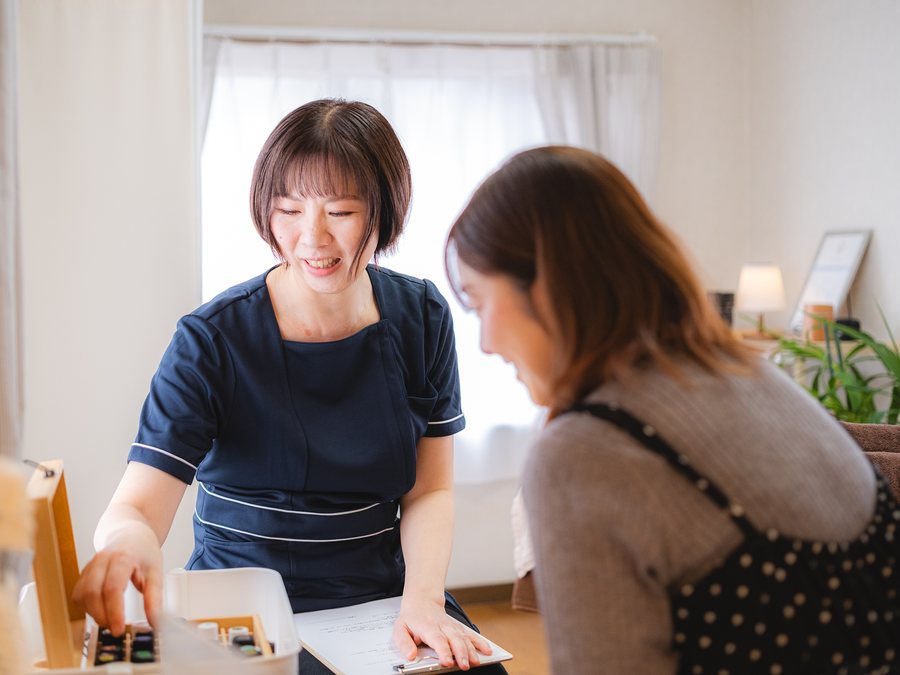 カウンセリングで精油を選んでいる様子