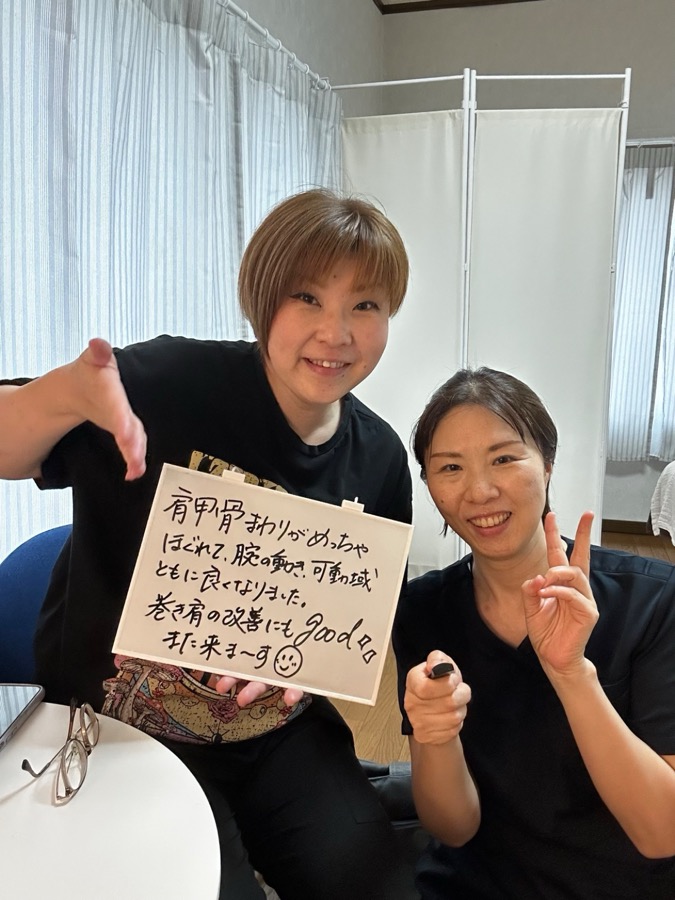 お客様と川﨑真希子のツーショット。お客様の手書きのお声「肩甲骨まわりがめっちゃほぐれて、腕の動き・可動域ともに良くなりました。巻き肩の改善にもgood」