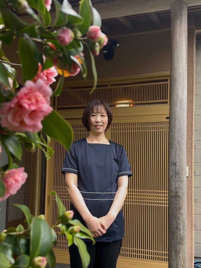 サロンの入口でお出迎えする川﨑真希子